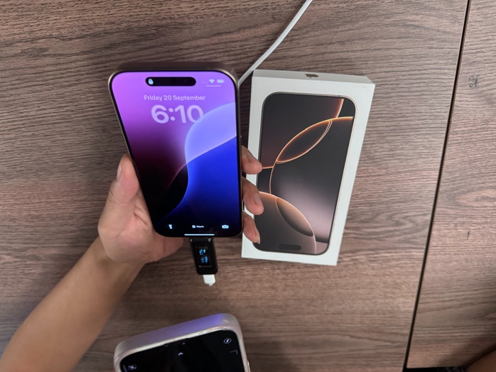 Cận cảnh mở hộp và trải nghiệm iPhone 16 Pro- Ảnh 2. Cận cảnh mở hộp và trải nghiệm iPhone 16 Pro- Ảnh 2.