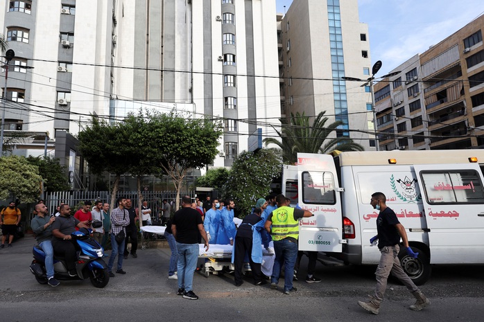 Người bị thương được đưa tới bệnh viện ở Beirut hôm 20-9. Ảnh: Reuters Người bị thương được đưa tới bệnh viện ở Beirut hôm 20-9. Ảnh: Reuters