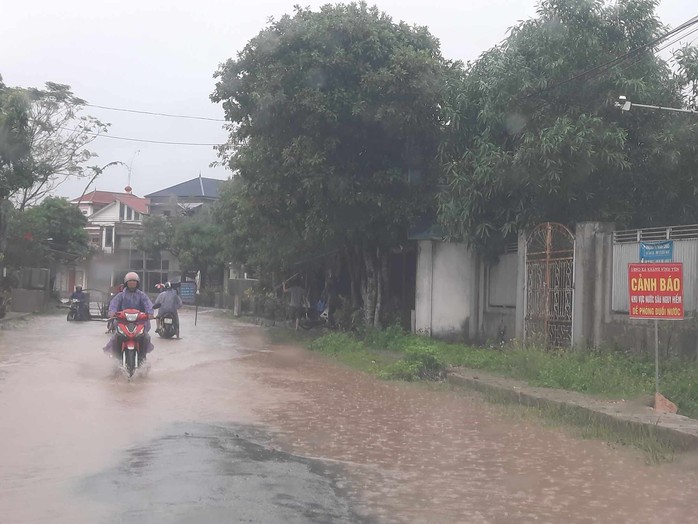 Hà Tĩnh: Hơn 10.000 học sinh nghỉ học, nhiều tuyến đường bị ngập do mưa lũ- Ảnh 3. Hà Tĩnh: Hơn 10.000 học sinh nghỉ học, nhiều tuyến đường bị ngập do mưa lũ- Ảnh 3.