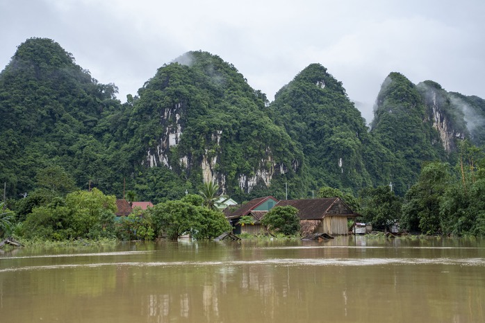 Bất ngờ cuộc sống ở "Làng du lịch tốt nhất thế giới" Tân Hóa trong cảnh ngập lụt- Ảnh 5. Bất ngờ cuộc sống ở "Làng du lịch tốt nhất thế giới" Tân Hóa trong cảnh ngập lụt- Ảnh 5.