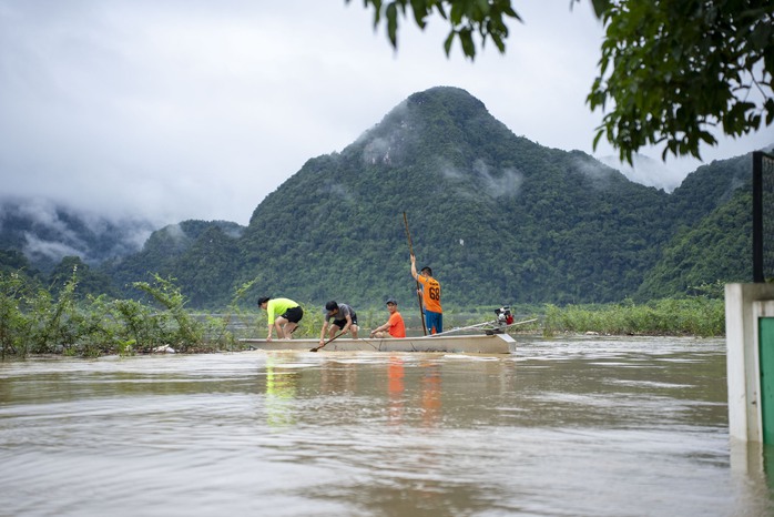 Bất ngờ cuộc sống ở "Làng du lịch tốt nhất thế giới" Tân Hóa trong cảnh ngập lụt- Ảnh 6. Bất ngờ cuộc sống ở "Làng du lịch tốt nhất thế giới" Tân Hóa trong cảnh ngập lụt- Ảnh 6.
