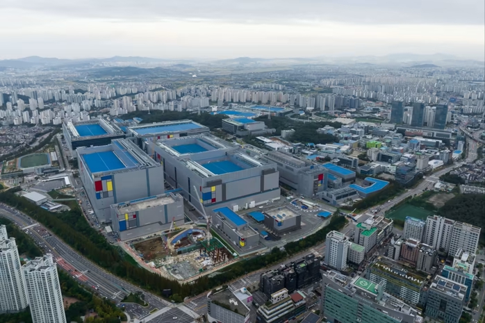 Prosecutors allege that Choi’s employees stole data from Samsung’s Hwaseong plant in Korea so they could build a plant in China © Seong Joon Cho/Bloomberg Prosecutors allege that Choi’s employees stole data from Samsung’s Hwaseong plant in Korea so they could build a plant in China © Seong Joon Cho/Bloomberg