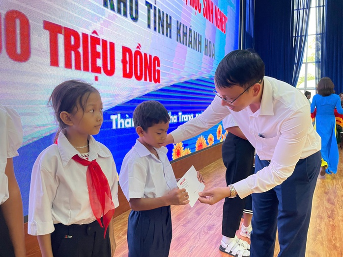 Báo Người Lao Động trao tặng 100 triệu đồng cho học sinh nghèo Khánh Hòa - Ảnh 5. Báo Người Lao Động trao tặng 100 triệu đồng cho học sinh nghèo Khánh Hòa - Ảnh 5.