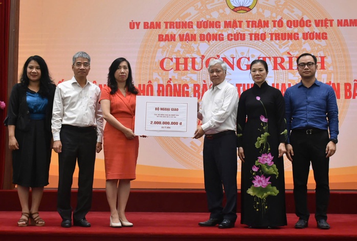Trao gần 19,3 tỉ đồng kiều bào hỗ trợ đồng bào chịu ảnh hưởng bão số 3- Ảnh 2. Trao gần 19,3 tỉ đồng kiều bào hỗ trợ đồng bào chịu ảnh hưởng bão số 3- Ảnh 2.