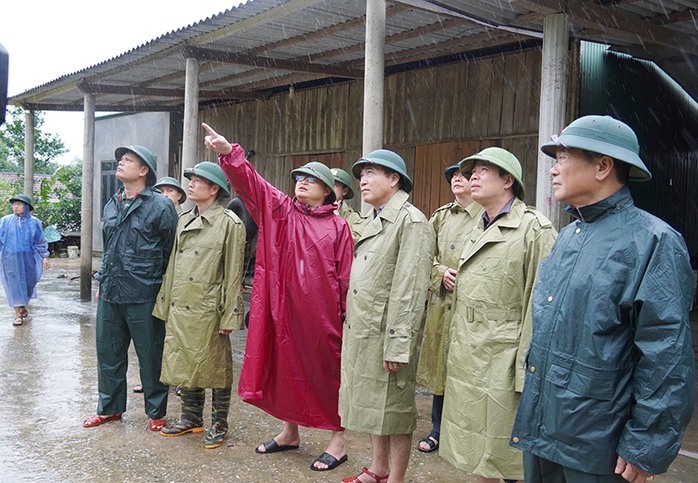 Trưởng Phòng NN-PTNT giải thích về việc người nhà "kháng lệnh" di dời tránh bão- Ảnh 1. Trưởng Phòng NN-PTNT giải thích về việc người nhà "kháng lệnh" di dời tránh bão- Ảnh 1.