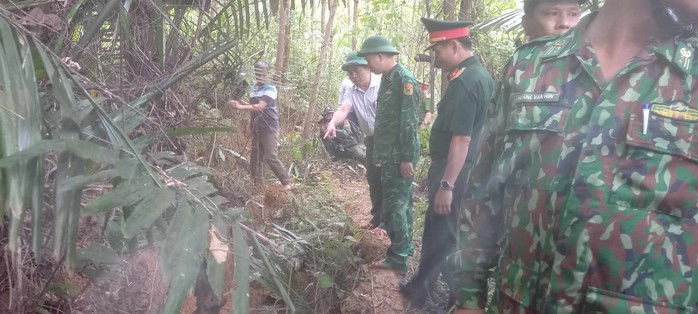 Đến nơi quả đồi bị nứt toác, Chủ tịch Quảng Nam chỉ đạo "nóng"- Ảnh 2.