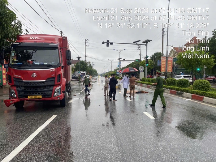 2 người đi xe máy tử vong sau vụ tai nạn liên hoàn ở Hà Tĩnh- Ảnh 1. 2 người đi xe máy tử vong sau vụ tai nạn liên hoàn ở Hà Tĩnh- Ảnh 1.