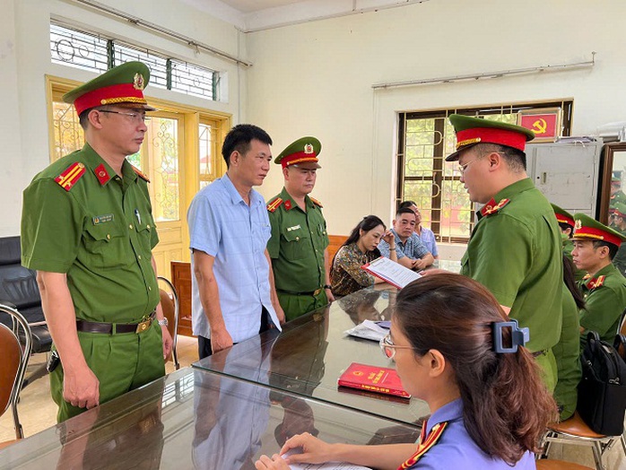 Phó chủ tịch xã lập hồ sơ khống cấp bìa đỏ cho vợ- Ảnh 1. Phó chủ tịch xã lập hồ sơ khống cấp bìa đỏ cho vợ- Ảnh 1.
