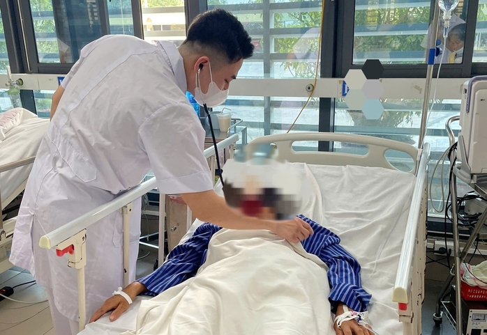 Một bệnh viện tiếp nhận 13 người bị rắn cắn sau bão lũ- Ảnh 1. Một bệnh viện tiếp nhận 13 người bị rắn cắn sau bão lũ- Ảnh 1.