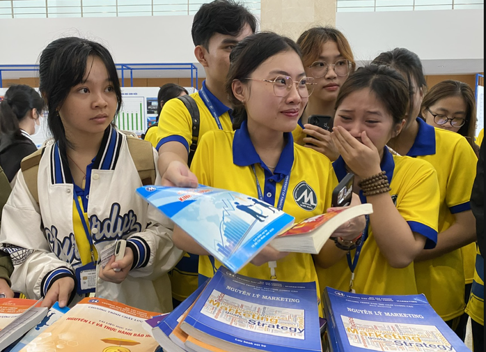 Sinh viên Trường ĐH Tài chính - Marketing được trao tặng 8.000 đầu sách- Ảnh 1. Sinh viên Trường ĐH Tài chính - Marketing được trao tặng 8.000 đầu sách- Ảnh 1.