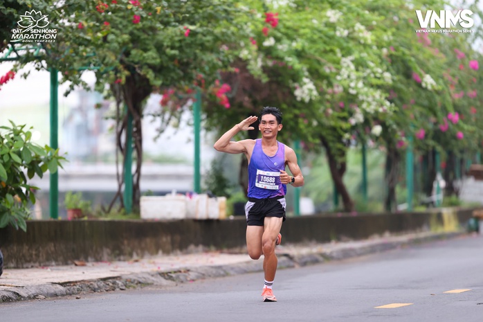 Giải Marathon "Đất sen hồng" 2024: Chạy trên vùng Tháp Mười lịch sử"- Ảnh 2. Giải Marathon "Đất sen hồng" 2024: Chạy trên vùng Tháp Mười lịch sử"- Ảnh 2.