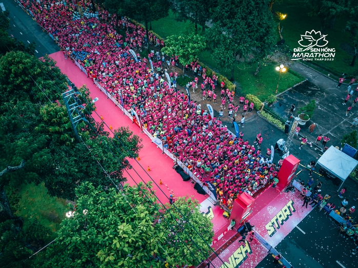 Giải Marathon "Đất sen hồng" 2024: Chạy trên vùng Tháp Mười lịch sử"- Ảnh 3. Giải Marathon "Đất sen hồng" 2024: Chạy trên vùng Tháp Mười lịch sử"- Ảnh 3.