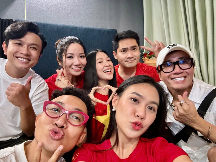 Minh Luân cùng nghệ sĩ hướng về đồng bào qua ca khúc "Việt Nam sáng tươi"- Ảnh 1. Minh Luân cùng nghệ sĩ hướng về đồng bào qua ca khúc "Việt Nam sáng tươi"- Ảnh 1.