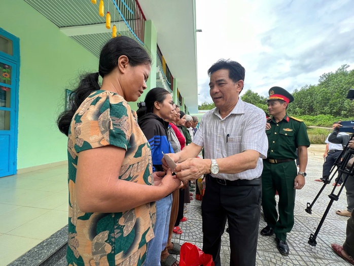 Đến nơi quả đồi bị nứt toác, Chủ tịch Quảng Nam chỉ đạo "nóng"- Ảnh 4.