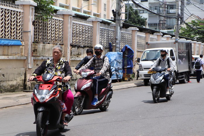 Học sinh Trường THPT Thanh Đa đi xe phân khối lớn đến trường Học sinh Trường THPT Thanh Đa đi xe phân khối lớn đến trường