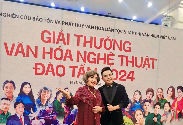 NSND Lệ Thủy và ca sĩ Dương Đình Trí được trao giải thưởng Đào Tấn- Ảnh 5. NSND Lệ Thủy và ca sĩ Dương Đình Trí được trao giải thưởng Đào Tấn- Ảnh 5.