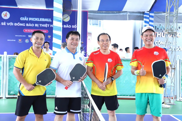 Bí thư Nguyễn Văn Nên tham gia giải Pickleball, chia sẻ với đồng bào bị thiệt hại do bão lũ- Ảnh 1.