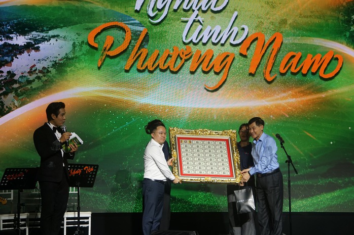 Đêm nhạc "Nghĩa tình phương Nam" quyên góp gần 5,3 tỉ tái thiết thôn Làng Nủ- Ảnh 2. Đêm nhạc "Nghĩa tình phương Nam" quyên góp gần 5,3 tỉ tái thiết thôn Làng Nủ- Ảnh 2.