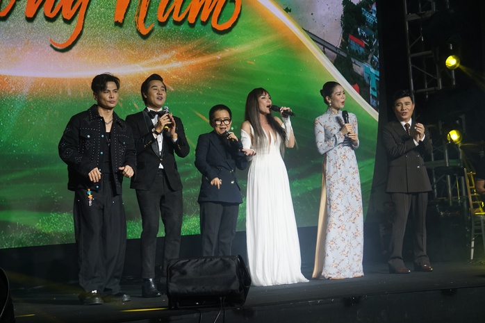 Đêm nhạc "Nghĩa tình phương Nam" quyên góp gần 5,3 tỉ tái thiết thôn Làng Nủ- Ảnh 6. Đêm nhạc "Nghĩa tình phương Nam" quyên góp gần 5,3 tỉ tái thiết thôn Làng Nủ- Ảnh 6.