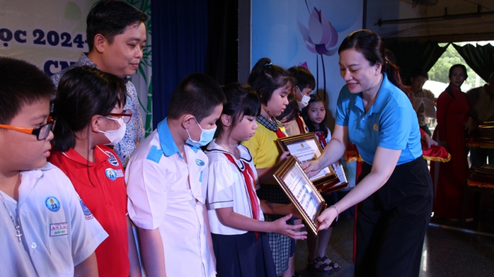 Bà Nguyễn Thị Thủy, Phó Ban Nữ công - LĐLĐ TP HCM, trao học bổng cho con CNVC-LĐ ngành Y tế thành phố Bà Nguyễn Thị Thủy, Phó Ban Nữ công - LĐLĐ TP HCM, trao học bổng cho con CNVC-LĐ ngành Y tế thành phố