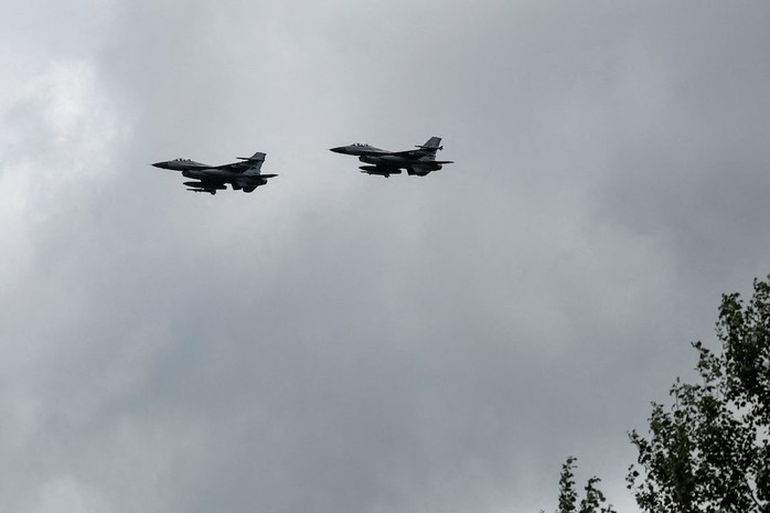 Giả thuyết bất ngờ về vụ rơi máy bay F-16 của Ukraine- Ảnh 1. Giả thuyết bất ngờ về vụ rơi máy bay F-16 của Ukraine- Ảnh 1.