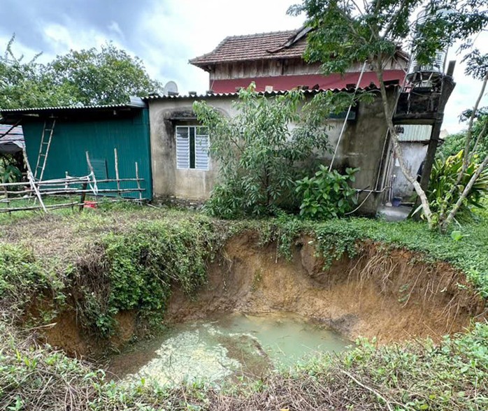 Quảng Bình: Bất ngờ xuất hiện 2 "hố tử thần" sau tiếng nổ lớn dưới lòng đất- Ảnh 1. Quảng Bình: Bất ngờ xuất hiện 2 "hố tử thần" sau tiếng nổ lớn dưới lòng đất- Ảnh 1.