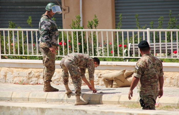 Binh lính Lebanon cho nổ pin một thiết bị liên lạc ở thị trấn Qlayaa, miền Nam Lebanon. Ảnh: Reuters Binh lính Lebanon cho nổ pin một thiết bị liên lạc ở thị trấn Qlayaa, miền Nam Lebanon. Ảnh: Reuters
