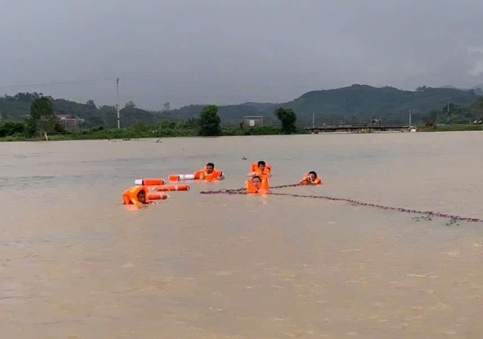 2 nữ sinh bị nước lũ cuốn trôi, 1 em tử vong- Ảnh 1. 2 nữ sinh bị nước lũ cuốn trôi, 1 em tử vong- Ảnh 1.