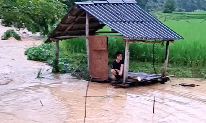 Mưa lớn khiến nước lũ dâng cao, xã biên giới Thanh Hóa khẩn cấp sơ tán dân- Ảnh 5. Mưa lớn khiến nước lũ dâng cao, xã biên giới Thanh Hóa khẩn cấp sơ tán dân- Ảnh 5.