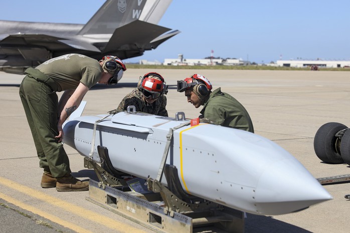 Mỹ dự định "thêm nanh vuốt" cho phi đội F-16 của Ukraine- Ảnh 1. Mỹ dự định "thêm nanh vuốt" cho phi đội F-16 của Ukraine- Ảnh 1.