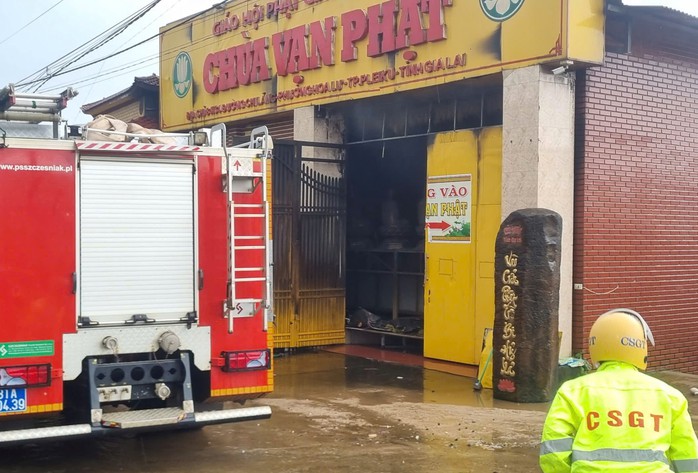 Cháy chùa Vạn Phật giữa lúc trời mưa- Ảnh 3. Cháy chùa Vạn Phật giữa lúc trời mưa- Ảnh 3.