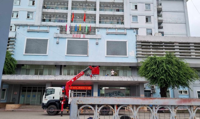 Phát hiện thi thể người đàn ông đang phân hủy trên ban công bệnh viện- Ảnh 1. Phát hiện thi thể người đàn ông đang phân hủy trên ban công bệnh viện- Ảnh 1.