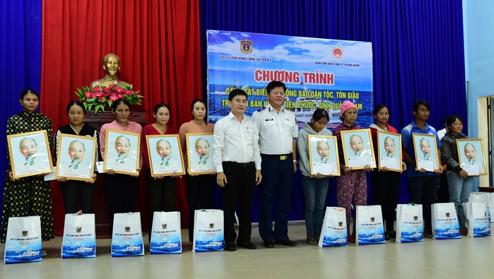 Vùng Cảnh sát biển 2 tặng quà, bàn giao nhà đại đoàn kết tại Quảng Nam- Ảnh 1. Vùng Cảnh sát biển 2 tặng quà, bàn giao nhà đại đoàn kết tại Quảng Nam- Ảnh 1.