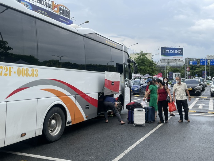 Hành khách đi xe hợp đồng đến sân bay Tân Sơn Nhất (TP HCM)Ảnh: THU HỒNG Hành khách đi xe hợp đồng đến sân bay Tân Sơn Nhất (TP HCM)Ảnh: THU HỒNG