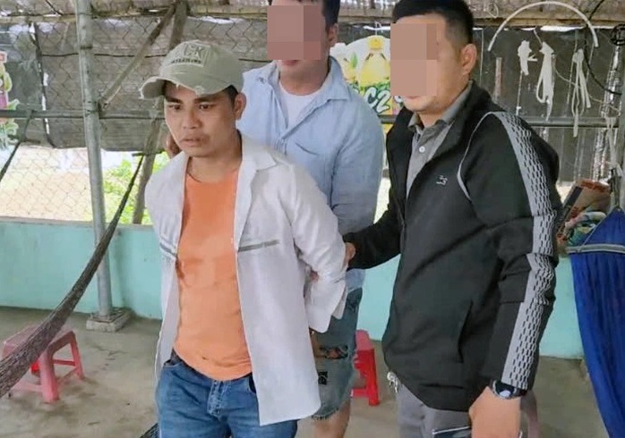 Nhóm thanh niên cướp giật của cụ bà 72 tuổi- Ảnh 1. Nhóm thanh niên cướp giật của cụ bà 72 tuổi- Ảnh 1.