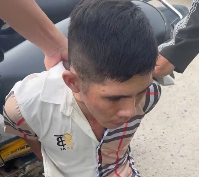 Nhóm thanh niên cướp giật của cụ bà 72 tuổi- Ảnh 2. Nhóm thanh niên cướp giật của cụ bà 72 tuổi- Ảnh 2.