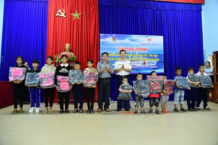 Vùng Cảnh sát biển 2 tặng quà, bàn giao nhà đại đoàn kết tại Quảng Nam- Ảnh 2. Vùng Cảnh sát biển 2 tặng quà, bàn giao nhà đại đoàn kết tại Quảng Nam- Ảnh 2.