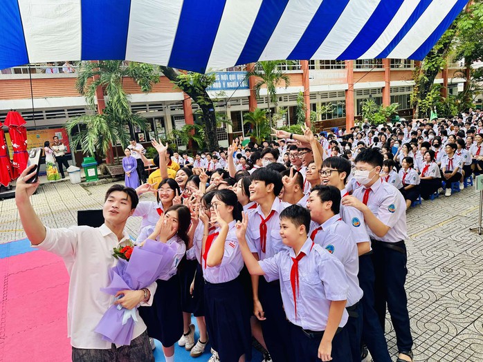 Siêu mẫu La Trần Đức Thiện khuấy động "Sân khấu học đường năm 2024" - Ảnh 1. Siêu mẫu La Trần Đức Thiện khuấy động "Sân khấu học đường năm 2024" - Ảnh 1.