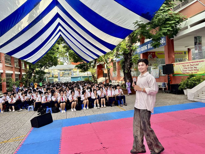 Siêu mẫu La Trần Đức Thiện khuấy động "Sân khấu học đường năm 2024" - Ảnh 3. Siêu mẫu La Trần Đức Thiện khuấy động "Sân khấu học đường năm 2024" - Ảnh 3.