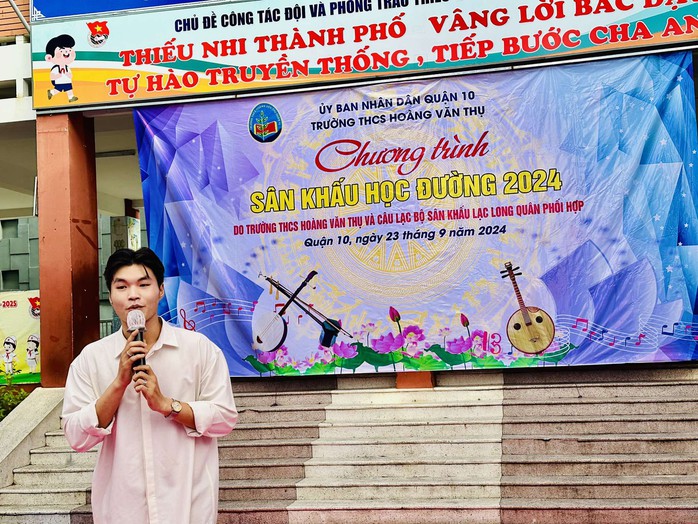 Siêu mẫu La Trần Đức Thiện khuấy động "Sân khấu học đường năm 2024" - Ảnh 4. Siêu mẫu La Trần Đức Thiện khuấy động "Sân khấu học đường năm 2024" - Ảnh 4.