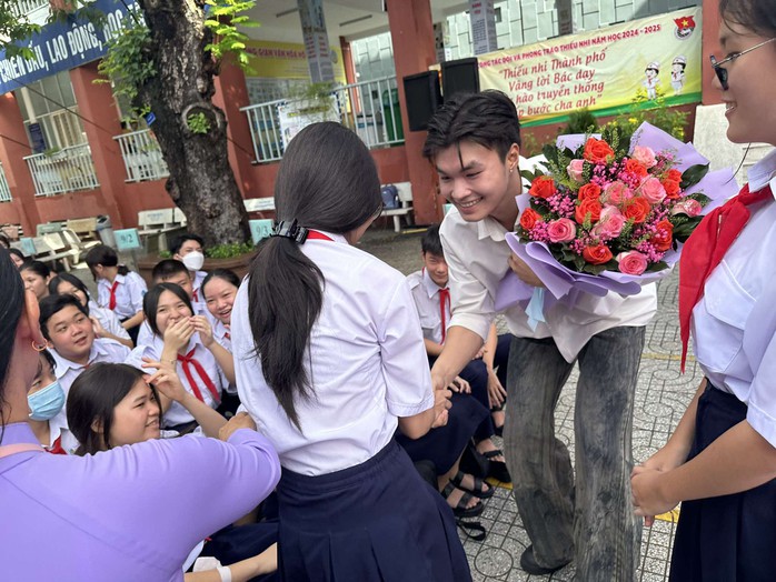 Siêu mẫu La Trần Đức Thiện khuấy động "Sân khấu học đường năm 2024" - Ảnh 5. Siêu mẫu La Trần Đức Thiện khuấy động "Sân khấu học đường năm 2024" - Ảnh 5.