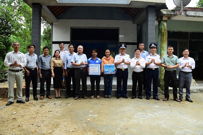 Vùng Cảnh sát biển 2 tặng quà, bàn giao nhà đại đoàn kết tại Quảng Nam- Ảnh 3. Vùng Cảnh sát biển 2 tặng quà, bàn giao nhà đại đoàn kết tại Quảng Nam- Ảnh 3.