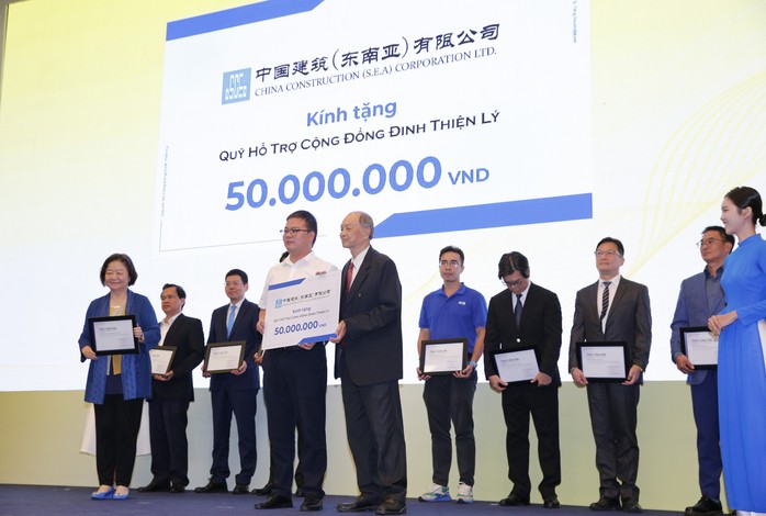 Hơn 7 tỉ đồng đến với học sinh - sinh viên vượt khó học giỏi- Ảnh 6. Hơn 7 tỉ đồng đến với học sinh - sinh viên vượt khó học giỏi- Ảnh 6.