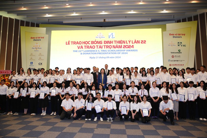 Hơn 7 tỉ đồng đến với học sinh - sinh viên vượt khó học giỏi- Ảnh 7. Hơn 7 tỉ đồng đến với học sinh - sinh viên vượt khó học giỏi- Ảnh 7.