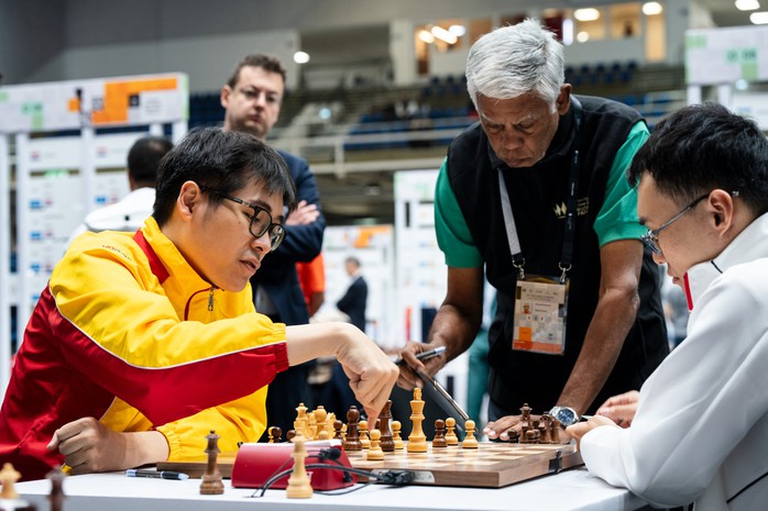 Lê Tuấn Minh và tấm huy chương đồng Olympiad- Ảnh 1. Lê Tuấn Minh và tấm huy chương đồng Olympiad- Ảnh 1.