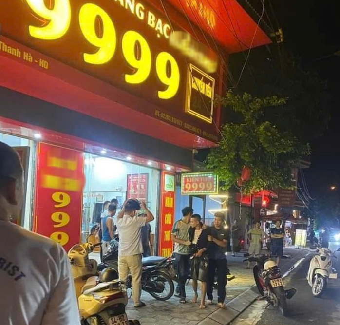 Nam thanh niên bịt mặt cướp tiệm vàng- Ảnh 1. Nam thanh niên bịt mặt cướp tiệm vàng- Ảnh 1.