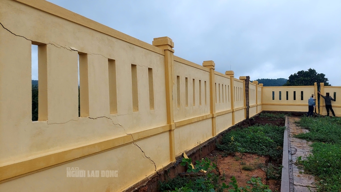 Xã từ chối tiếp nhận kè, hàng rào vì… đe dọa tính mạng người dân- Ảnh 2. Xã từ chối tiếp nhận kè, hàng rào vì… đe dọa tính mạng người dân- Ảnh 2.