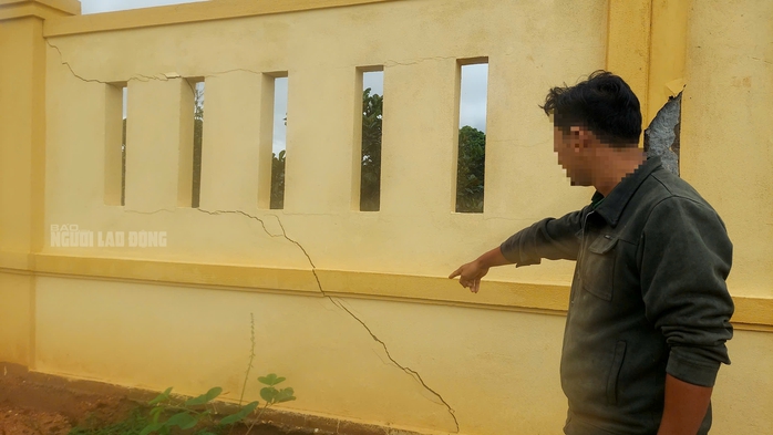 Xã từ chối tiếp nhận kè, hàng rào vì… đe dọa tính mạng người dân- Ảnh 3. Xã từ chối tiếp nhận kè, hàng rào vì… đe dọa tính mạng người dân- Ảnh 3.