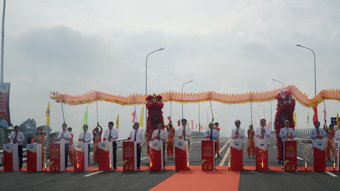Khánh thành cầu nối Bình Dương - Đồng Nai với 4 làn xe - Ảnh 2.