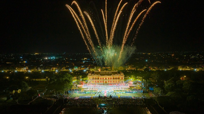 Lễ hội Áo dài Huế 2024 - điểm nhấn hấp dẫn tại Festival Mùa Thu- Ảnh 2. Lễ hội Áo dài Huế 2024 - điểm nhấn hấp dẫn tại Festival Mùa Thu- Ảnh 2.